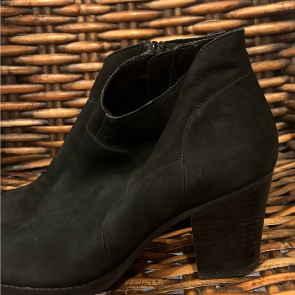 STEVE MADDEN "GILMORE' Black Nubuck Chelsea Ankle Zip Booties
Size 8 - Picture 10 of 12